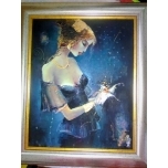 Tüdruk sinisel taustal lillega